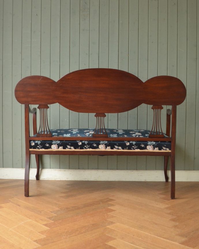 セティ・ソファ・ベンチ アンティーク チェア 1910年代のアンティークセティ(ソファベンチ)、高級感溢れるマホガニー材の家具。アンティークは新品ではないので、もちろん経年変化によるキズはありますが、専門の職人が目立たないようキレイにお直しをしているので、後姿までキレイです。(j-593-c)