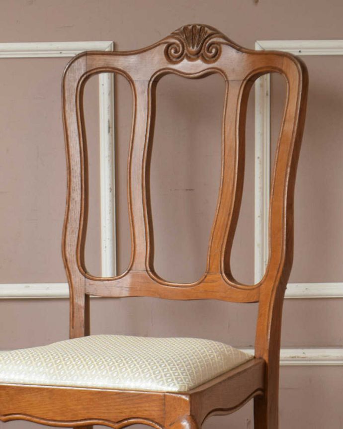 フランスの椅子らしい優雅な装飾