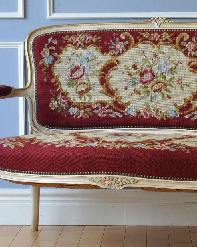 セティ・ソファ・ベンチ アンティーク チェア ロココ調のアンティークソファ、プチポワンのサロンチェア(2人掛け)。マリーアントワネットが好んだ刺繍まるで絵画のように細かい刺繍はマリーアントワネットがお気に入りだったのも納得です。(j-602-c-1)