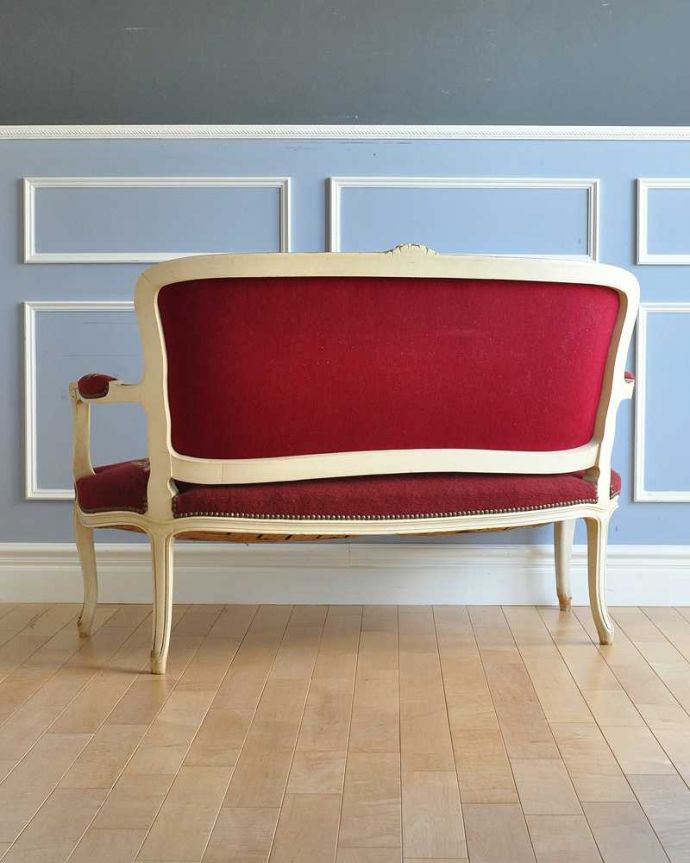 セティ・ソファ・ベンチ アンティーク チェア ロココ調のアンティークソファ、プチポワンのサロンチェア(2人掛け)。後ろ姿もご覧くださいアンティークは新品ではないので、もちろん経年変化によるキズはありますが、修復していますので、後ろ姿もキレイです。(j-602-c-1)