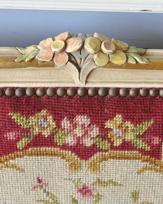 セティ・ソファ・ベンチ アンティーク チェア ロココ調のアンティークソファ、プチポワンのサロンチェア(2人掛け)。細かい部分にもこだわりが刺繍の美しさに目がとらわれがちですが、さりげなく施された彫も美しい・・・さすがフランスのアンティークです。(j-602-c-1)