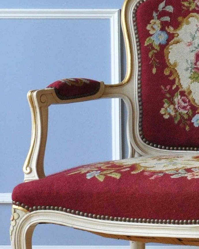 セティ・ソファ・ベンチ アンティーク チェア ロココ調のアンティークソファ、プチポワンのサロンチェア(2人掛け)。フランスらしい曲線の美しさ肘掛け用のアーム部分の形までとっても優雅。(j-602-c-1)