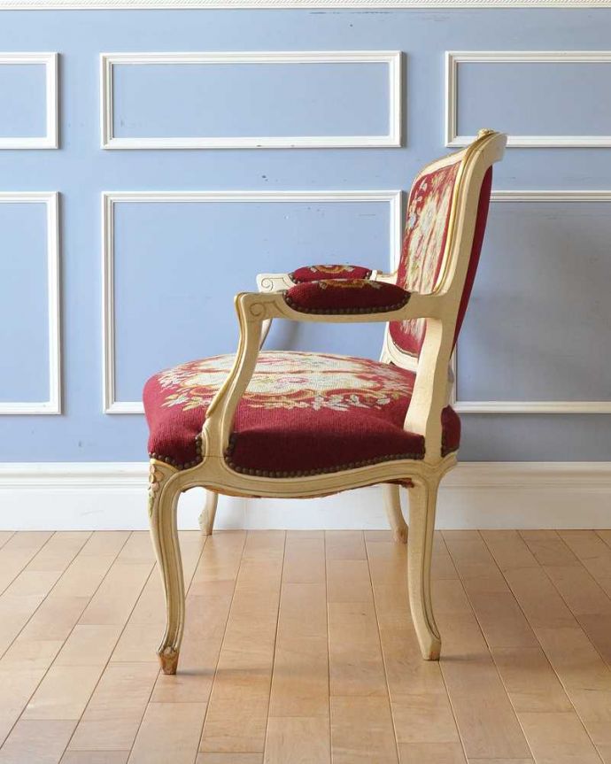 セティ・ソファ・ベンチ アンティーク チェア ロココ調のアンティークソファ、プチポワンのサロンチェア(2人掛け)。横から見ても優雅な雰囲気360度、どの角度から見ても見られることを意識して作られたイスは優雅な立ち姿なんです。(j-602-c-1)