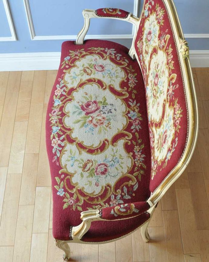 セティ・ソファ・ベンチ アンティーク チェア ロココ調のアンティークソファ、プチポワンのサロンチェア(2人掛け)。まるで芸術品!絵画のような座面プチポワンの刺繍で出来上がった座面の模様。(j-602-c-1)