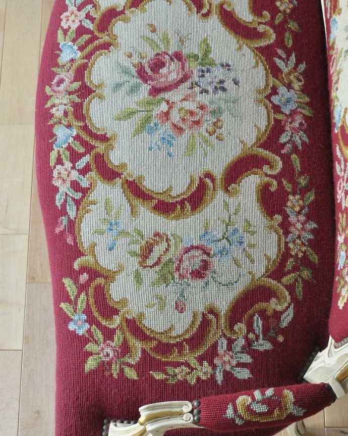 セティ・ソファ・ベンチ アンティーク チェア ロココ調のアンティークソファ、プチポワンのサロンチェア(2人掛け)。キレイなものだけを買い付けています買い付けの時、よく吟味して状態のいいことを確認したプチポワンしか選んでいません。(j-602-c-1)