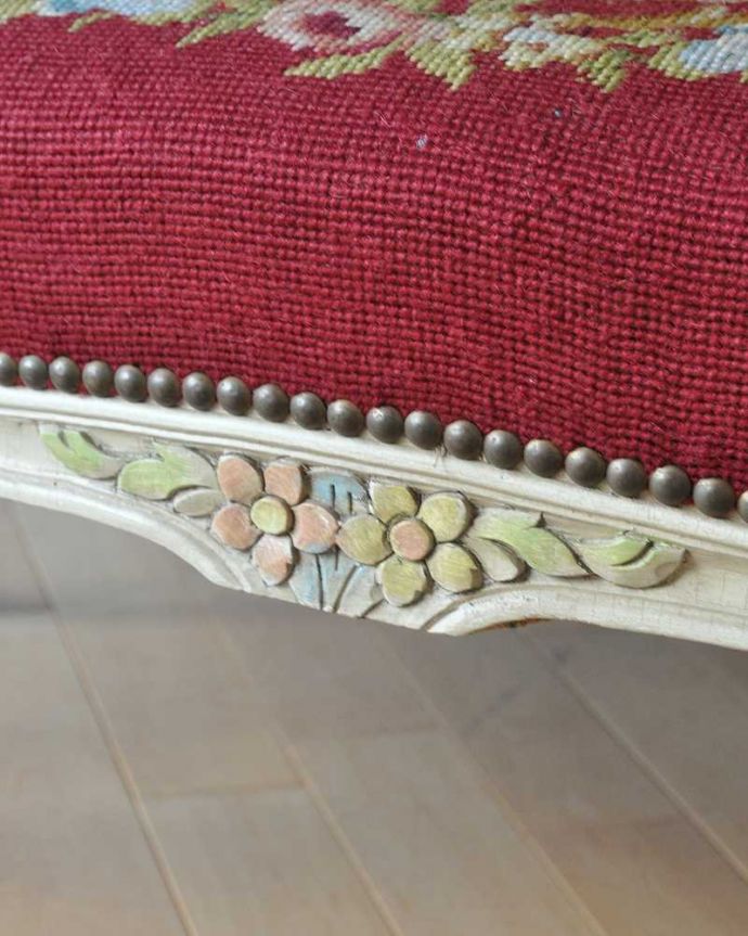 セティ・ソファ・ベンチ アンティーク チェア ロココ調のアンティークソファ、プチポワンのサロンチェア(2人掛け)。刺繍だけじゃなく彫も美しい背もたれの上には美しい彫が。(j-602-c-1)