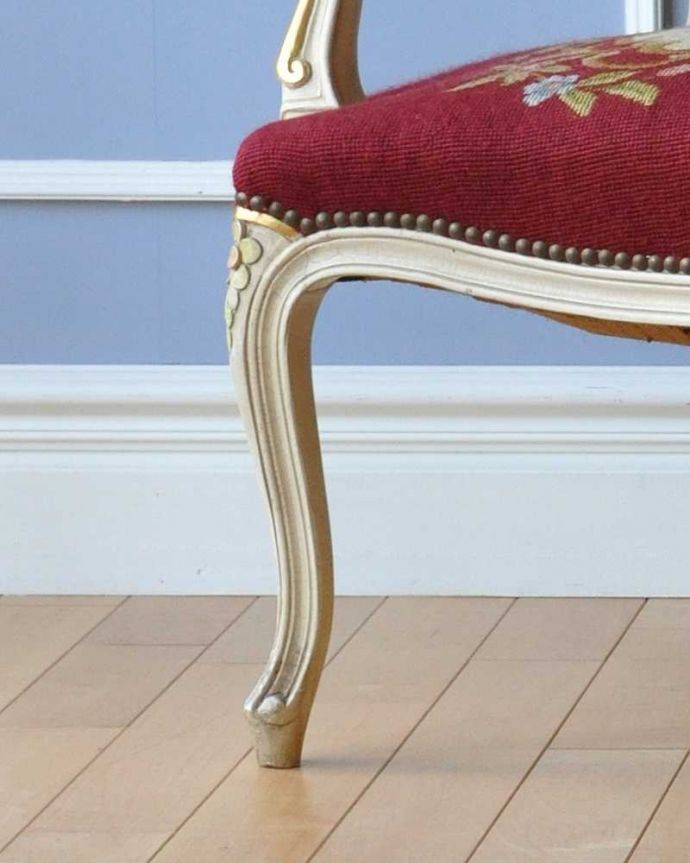 セティ・ソファ・ベンチ アンティーク チェア ロココ調のアンティークソファ、プチポワンのサロンチェア(2人掛け)。女性1人で移動が出来ますHandleのアンティークは、脚の裏にフェルトキーパーをお付けしていますので、女性一人でも持ち上げずに床を滑らせて移動させることが出来ます。(j-602-c-1)