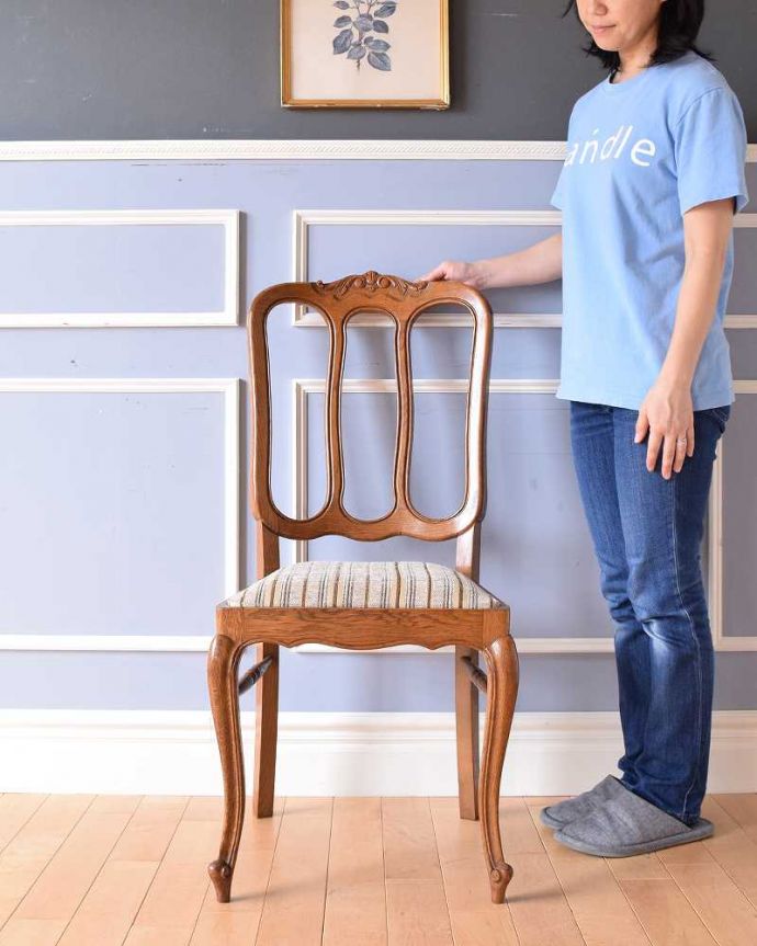 ダイニングチェア アンティーク チェア 美しい装飾と座り心地のいい張り座のエレガントなアンティークダイニングチェア。フランスらしい脚線美にウットリどこを切り取ってもフランスらしい華やかな雰囲気のデザインの椅子。(j-606-c)