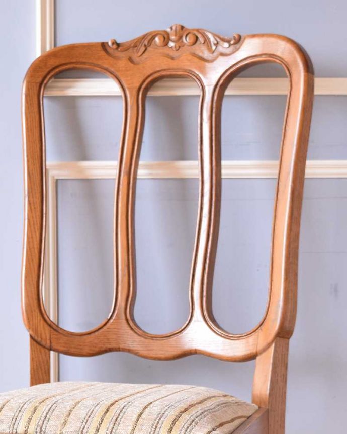 ダイニングチェア アンティーク チェア 美しい装飾と座り心地のいい張り座のエレガントなアンティークダイニングチェア。背もたれに施されたティアラ形はもちろん、椅子と言えどもフランスらしさが刻まれた彫はなんとも優雅。(j-606-c)