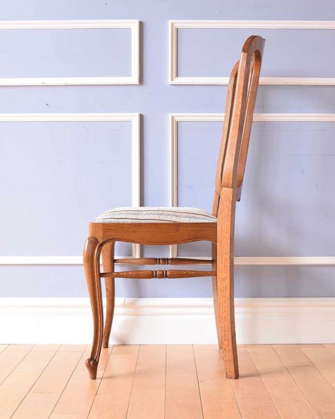 ダイニングチェア アンティーク チェア 美しい装飾と座り心地のいい張り座のエレガントなアンティークダイニングチェア。横から見ても優雅な立ち姿背もたれがカーブしているので楽です。(j-606-c)