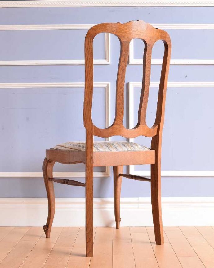 ダイニングチェア アンティーク チェア 美しい装飾と座り心地のいい張り座のエレガントなアンティークダイニングチェア。後ろ姿にも自信アリ!並べた時に後ろから見ることも多い椅子。(j-606-c)