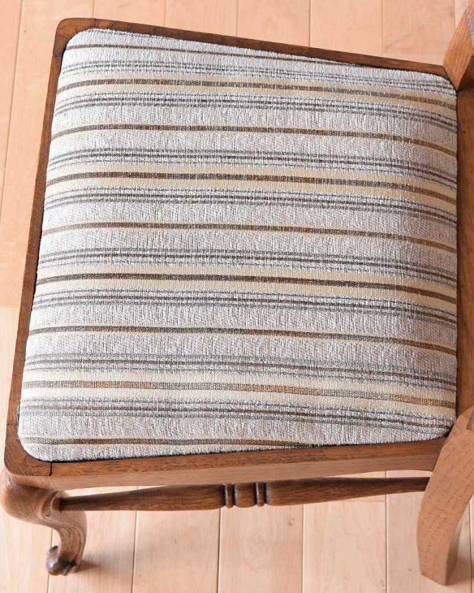 ダイニングチェア アンティーク チェア 美しい装飾と座り心地のいい張り座のエレガントなアンティークダイニングチェア。座面を上から見るとこんな感じ座面は布貼りなので、長時間座っても疲れません。(j-606-c)