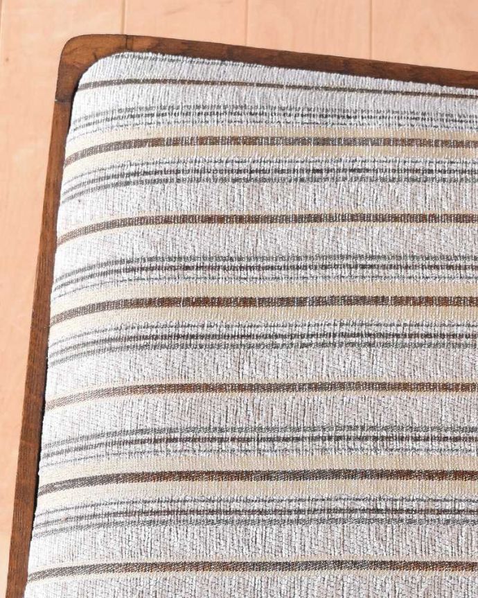 ダイニングチェア アンティーク チェア 美しい装飾と座り心地のいい張り座のエレガントなアンティークダイニングチェア。生地のセレクトにもこだわりました優雅なアンティークチェアの雰囲気をそのままに、一番似合う貼り座をじっくり選びました。(j-606-c)