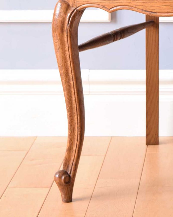 ダイニングチェア アンティーク チェア 美しい装飾と座り心地のいい張り座のエレガントなアンティークダイニングチェア。床を滑らせて移動出来ますHandleではアンティークチェアの脚の裏にフェルトキーパーをお付けしています。(j-606-c)