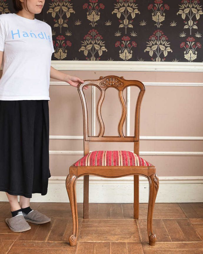 ダイニングチェア　アンティーク チェア　フランス輸入のダイニングチェア、背もたれの彫りが華やかなアンティーク椅子。フランスらしい脚線美にウットリどこを切り取ってもフランスらしい華やかな雰囲気のデザインの椅子。(j-608-c)