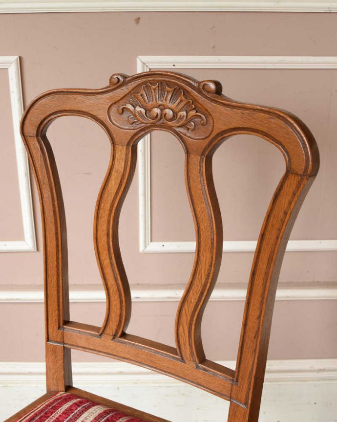 ダイニングチェア　アンティーク チェア　フランス輸入のダイニングチェア、背もたれの彫りが華やかなアンティーク椅子。背もたれに施されたティアラ形はもちろん、椅子と言えどもフランスらしさが刻まれた彫はなんとも優雅。(j-608-c)