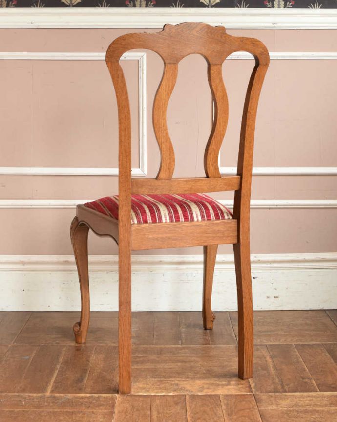 ダイニングチェア　アンティーク チェア　フランス輸入のダイニングチェア、背もたれの彫りが華やかなアンティーク椅子。後ろ姿にも自信アリ！並べた時に後ろから見ることも多い椅子。(j-608-c)