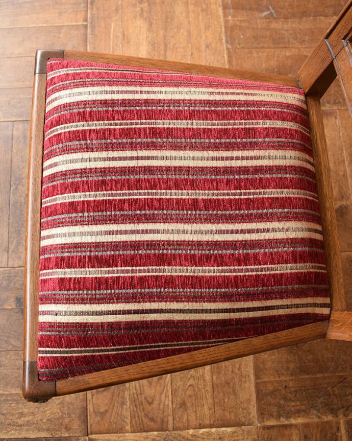 ダイニングチェア　アンティーク チェア　フランス輸入のダイニングチェア、背もたれの彫りが華やかなアンティーク椅子。座面を上から見るとこんな感じ座面は布貼りなので、長時間座っても疲れません。(j-608-c)