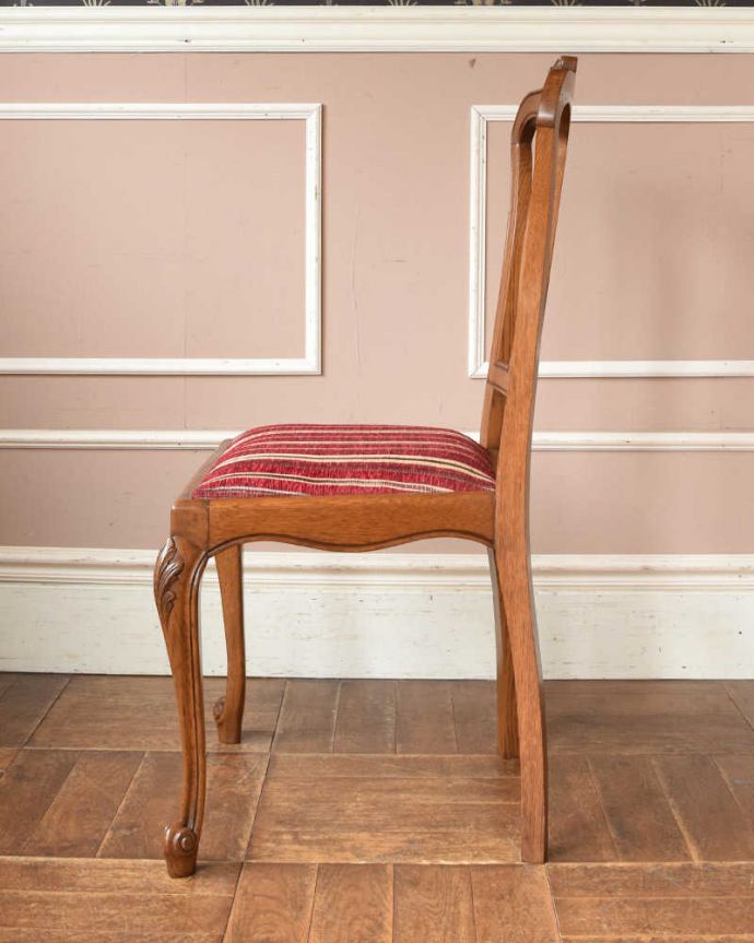 ダイニングチェア　アンティーク チェア　フランス輸入のダイニングチェア、背もたれの彫りが華やかなアンティーク椅子。横から見ても優雅な立ち姿背もたれがカーブしているので楽です。(j-608-c)