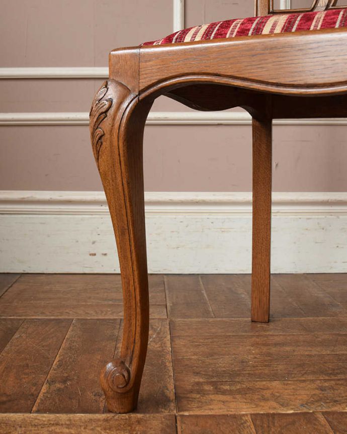 ダイニングチェア　アンティーク チェア　フランス輸入のダイニングチェア、背もたれの彫りが華やかなアンティーク椅子。床を滑らせて移動出来ますHandleではアンティークチェアの脚の裏にフェルトキーパーをお付けしています。(j-608-c)