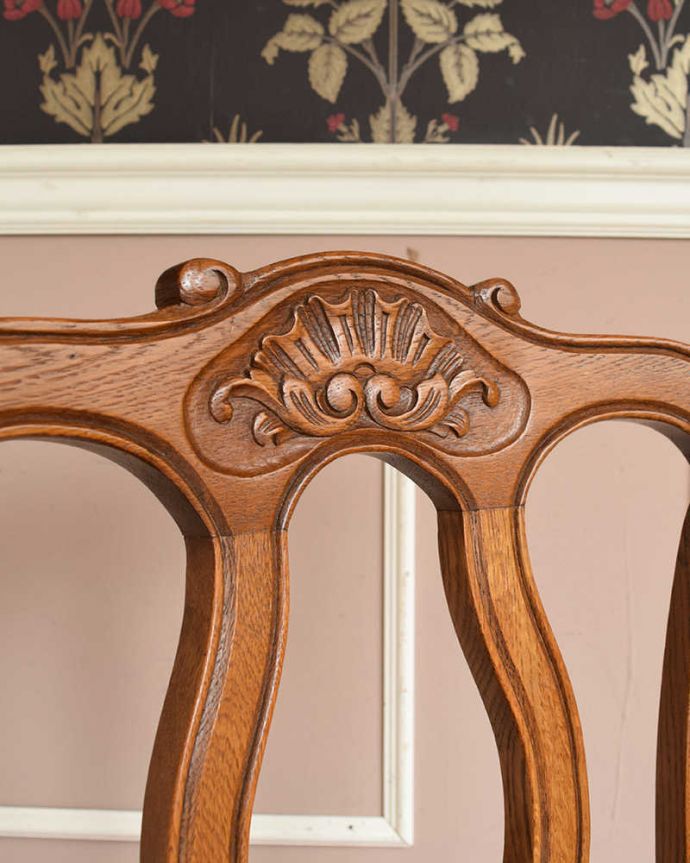 ダイニングチェア　アンティーク チェア　フランス輸入のダイニングチェア、背もたれの彫りが華やかなアンティーク椅子。うっとりするほど細かい細工まだ機械の発達していない時代に、手作業で作られた細かい細工。(j-608-c)