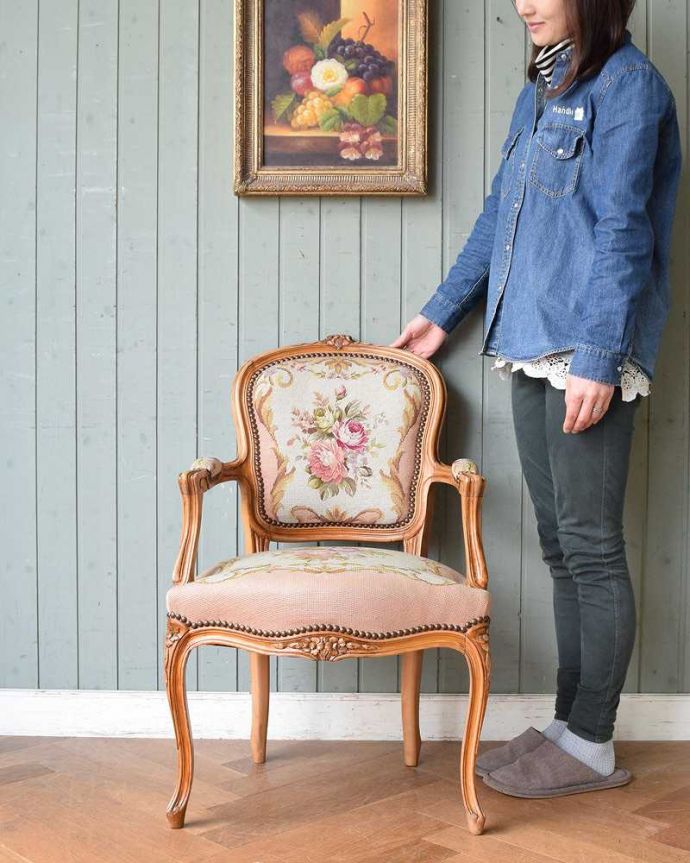 フランス生まれのサロンチェア、優しいピンクのアンティークプチポワン