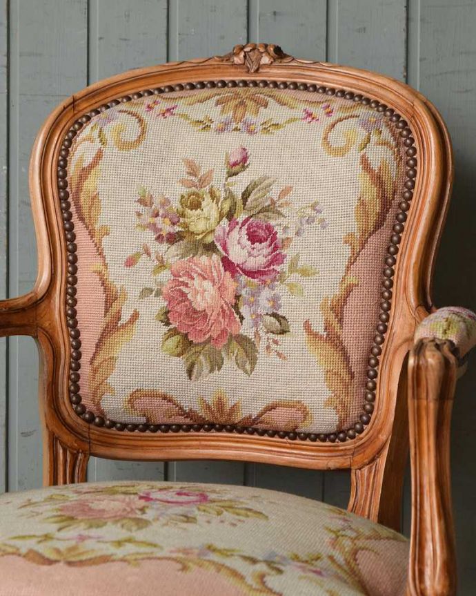 フランス生まれのサロンチェア、優しいピンクのアンティークプチポワン