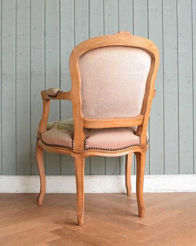 フランス生まれのサロンチェア、優しいピンクのアンティークプチポワン