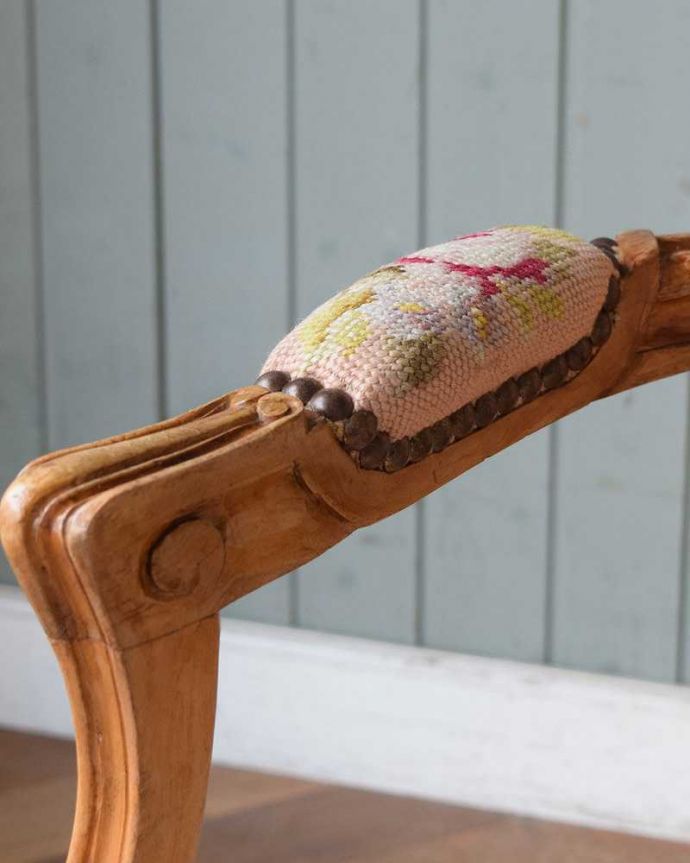 フランス生まれのサロンチェア、優しいピンクのアンティークプチポワン