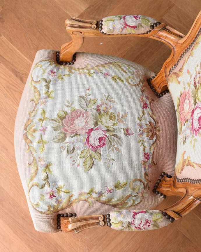 フランス生まれのサロンチェア、優しいピンクのアンティークプチポワン