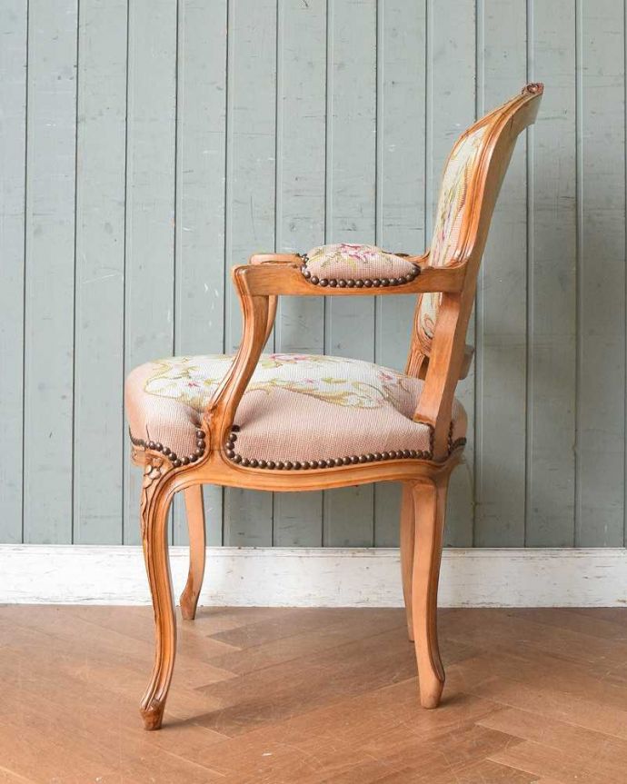 フランス生まれのサロンチェア、優しいピンクのアンティークプチポワン