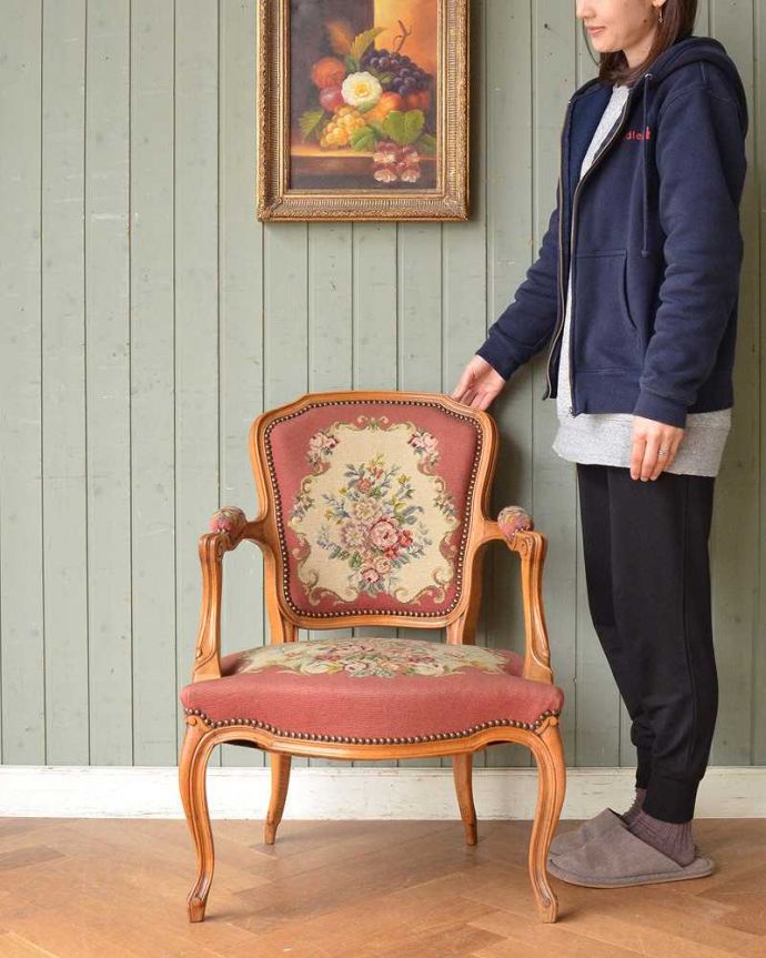 サロンチェア　アンティーク チェア　刺繍が美しいアンティークのサロンチェア、フランス生まれのプチポワンチェア。女性らしさたっぷり。(j-618-c)