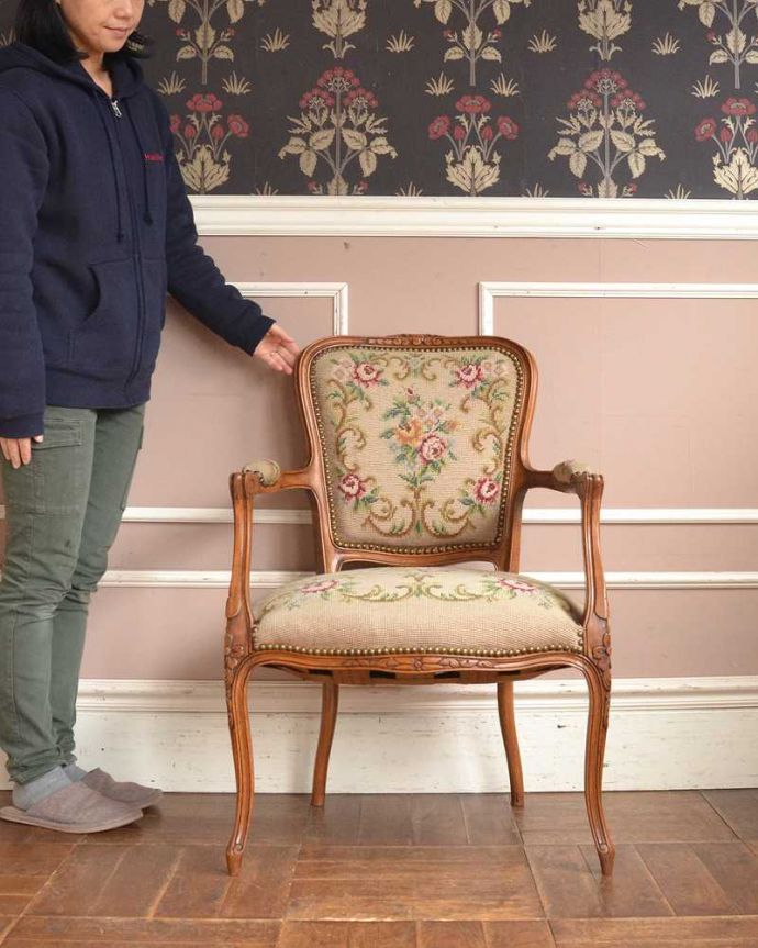 サロンチェア アンティーク チェア 刺繍が美しいフランス生まれのアンティークプチポワンチェア。女性らしさたっぷり。(j-619-c)
