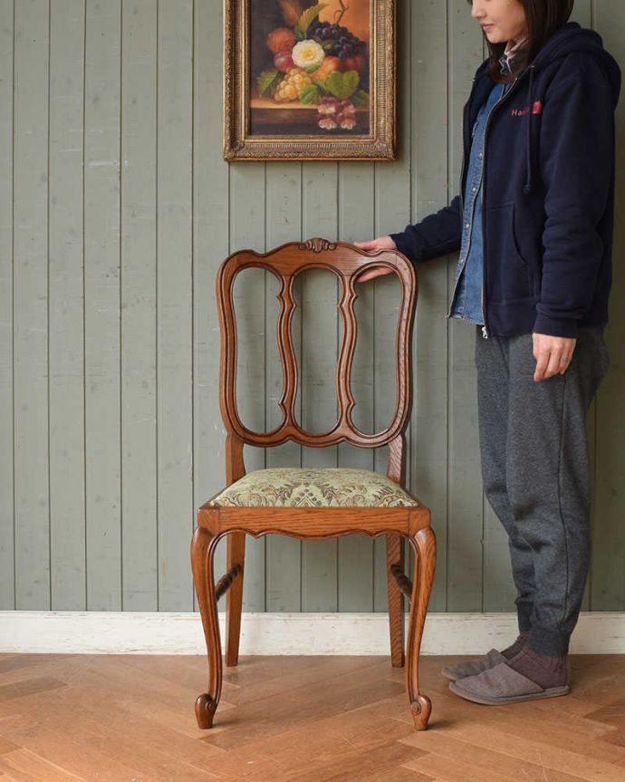 フランスのダイニングチェア、背もたれの彫りが華やかなアンティーク