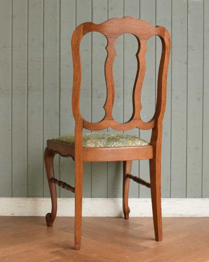 フランスのダイニングチェア、背もたれの彫りが華やかなアンティーク