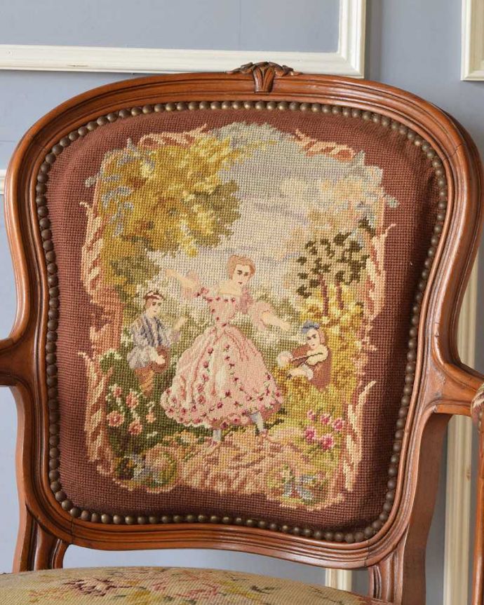 1Pソファ(ラウンジチェア) アンティーク チェア フランス輸入の刺繍が美しいエレガントなプチポワンのアームチェア。マリーアントワネットが愛した刺繍プチポワンとは18〜19世紀にかけて宮廷の貴婦人たちが余暇に楽しんだ刺繍のこと。(j-627-c)