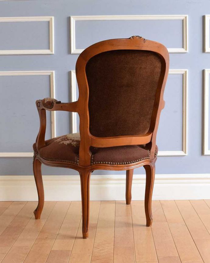 1Pソファ(ラウンジチェア) アンティーク チェア フランス輸入の刺繍が美しいエレガントなプチポワンのアームチェア。後ろ姿からも感じられる気品アンティークチェアは、新品ではないので経年変化によるキズはありますが、専門の職人が修復したので安心してお使い下さい。(j-627-c)