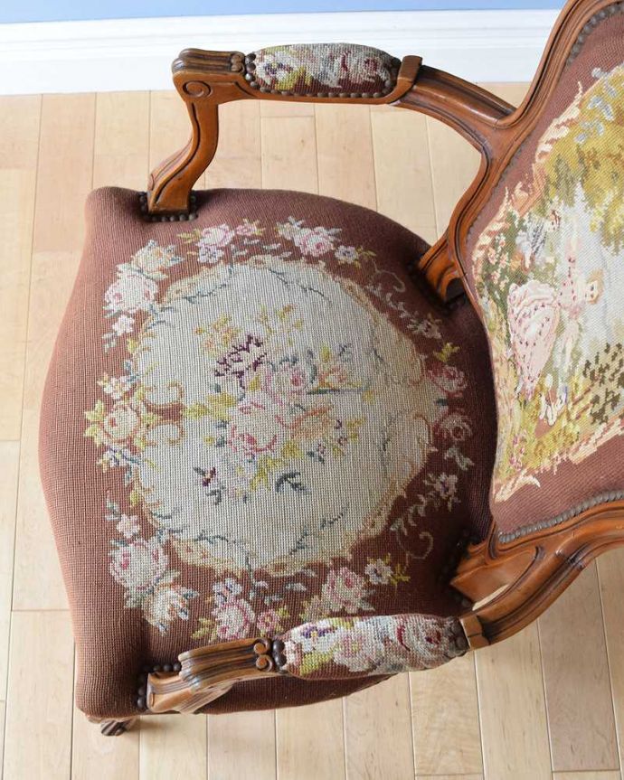 1Pソファ(ラウンジチェア) アンティーク チェア フランス輸入の刺繍が美しいエレガントなプチポワンのアームチェア。絵画のような美しさ手刺繍とは思えないほど、細かく美しい絵はまるで絵画の様です。(j-627-c)