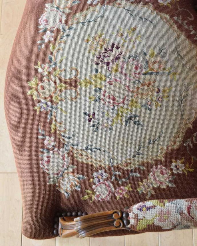 1Pソファ(ラウンジチェア) アンティーク チェア フランス輸入の刺繍が美しいエレガントなプチポワンのアームチェア。女性らしいデザインコンディションがいいものを選んできました。(j-627-c)