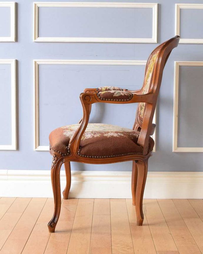 1Pソファ(ラウンジチェア) アンティーク チェア フランス輸入の刺繍が美しいエレガントなプチポワンのアームチェア。気品の感じられる横顔横から見ても優雅さは同じく美しいです。(j-627-c)