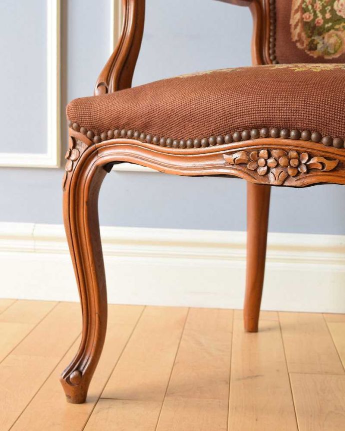 1Pソファ(ラウンジチェア) アンティーク チェア フランス輸入の刺繍が美しいエレガントなプチポワンのアームチェア。移動もラクラクの理由は…Handleのアンティークチェアの脚の裏には、フェルトキーパーをお付けしていますので、持ち上げず床を滑らせてお使い頂けます。(j-627-c)