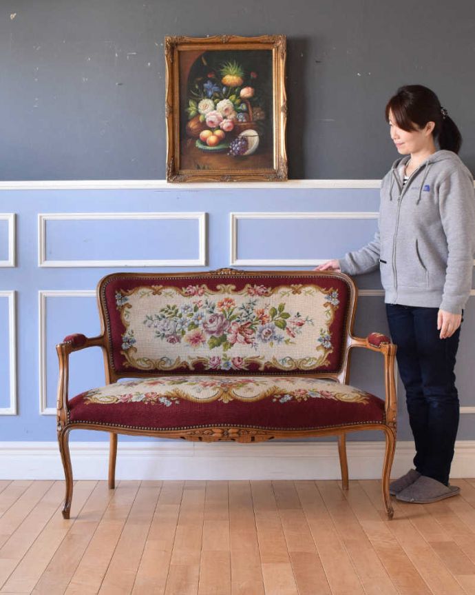 アンティーク チェア ゴージャスなフランスのアンティークソファ、プチポワンサロンチェア(2人掛け)。フランスらしい優雅な雰囲気に包まれるセティアンティークだから手に入れることが出来るセティ。(j-630-c)