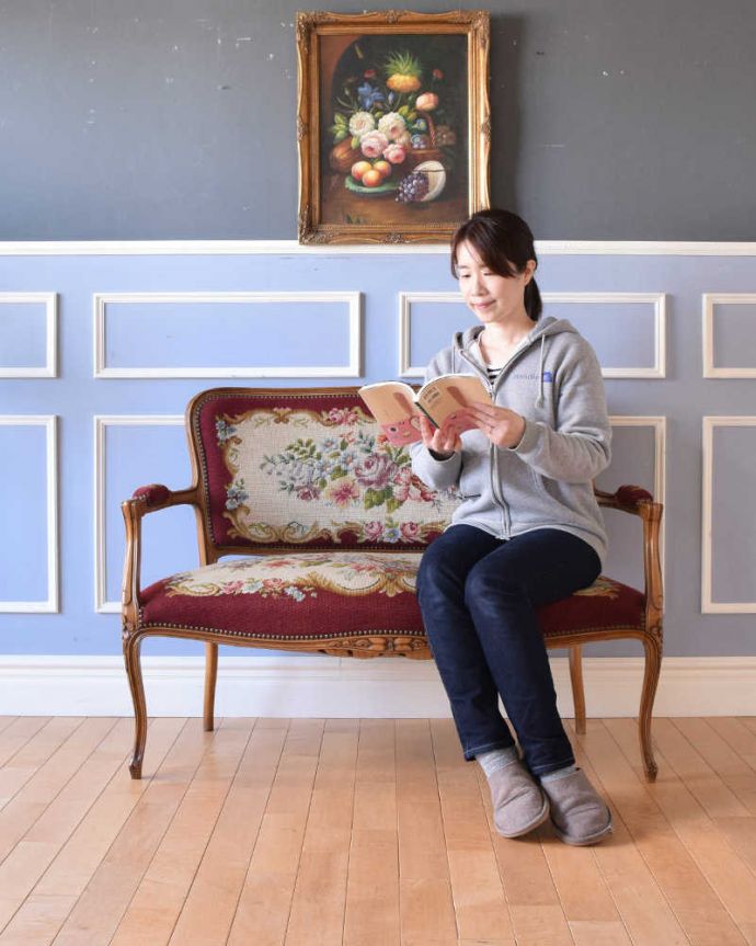 アンティーク チェア ゴージャスなフランスのアンティークソファ、プチポワンサロンチェア(2人掛け)。ここに座るだけでマリーアントワネット気分修復してありますので、見て楽しむだけじゃなく、実際に座ってお使い頂けます。(j-630-c)