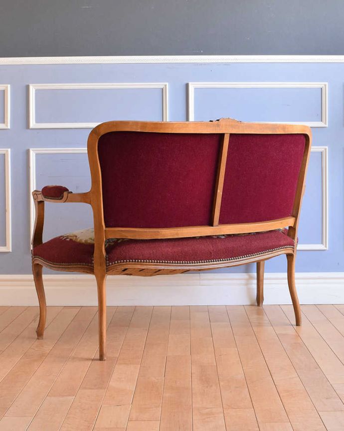 アンティーク チェア ゴージャスなフランスのアンティークソファ、プチポワンサロンチェア(2人掛け)。後ろ姿もご覧くださいアンティークは新品ではないので、もちろん経年変化によるキズはありますが、修復していますので、後ろ姿もキレイです。(j-630-c)