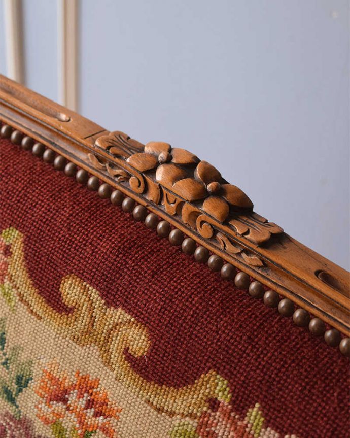 アンティーク チェア ゴージャスなフランスのアンティークソファ、プチポワンサロンチェア(2人掛け)。細かい部分にもこだわりが刺繍の美しさに目がとらわれがちですが、さりげなく施された彫も美しい・・・さすがフランスアンティークです。(j-630-c)