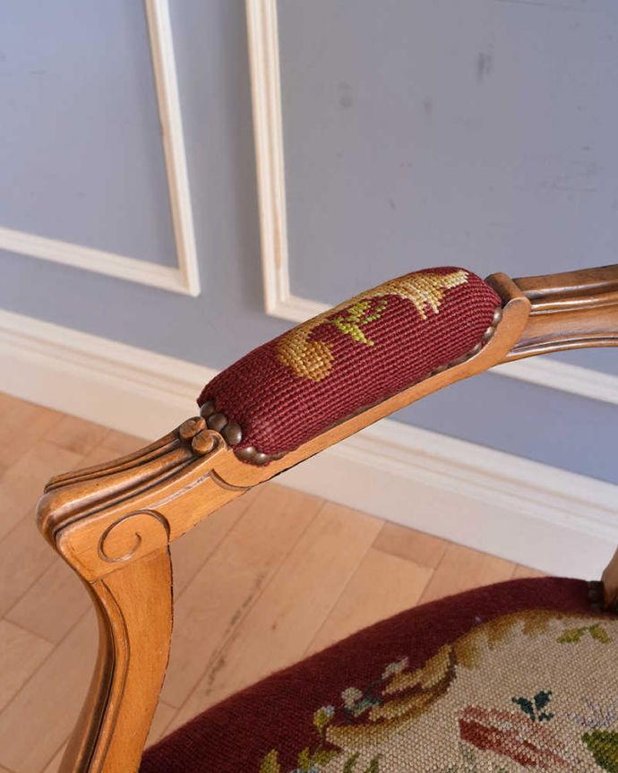 アンティーク チェア ゴージャスなフランスのアンティークソファ、プチポワンサロンチェア(2人掛け)。フランスらしい曲線の美しさ肘掛け用のアーム部分の形までとっても優雅。(j-630-c)