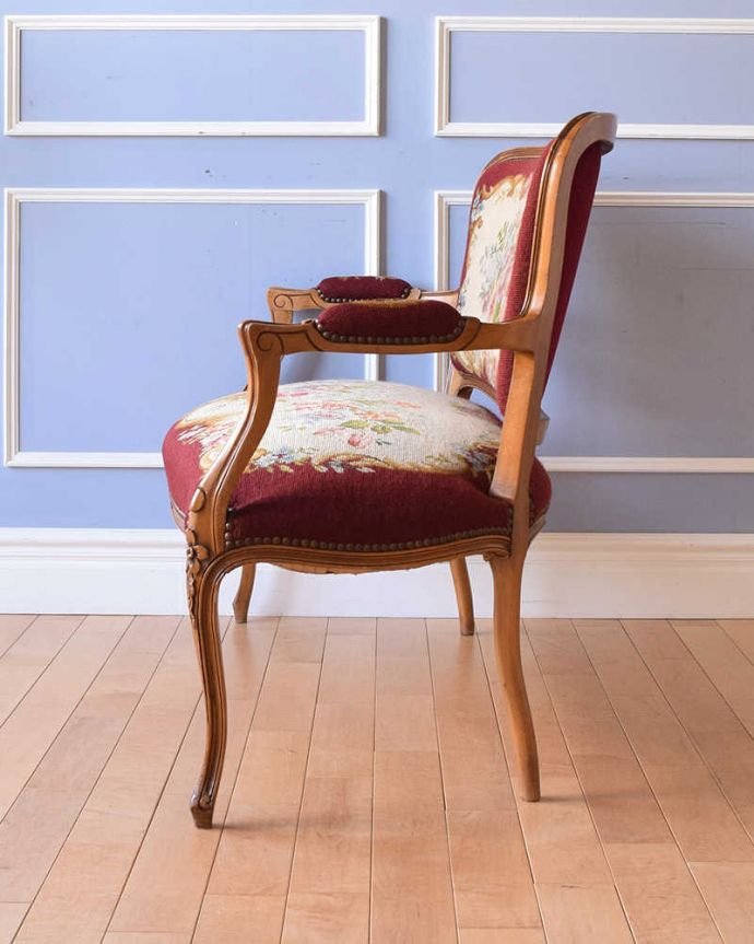 アンティーク チェア ゴージャスなフランスのアンティークソファ、プチポワンサロンチェア(2人掛け)。横から見ても優雅な雰囲気360度、どの角度から見ても見られることを意識して作られたイスは優雅な立ち姿なんです。(j-630-c)