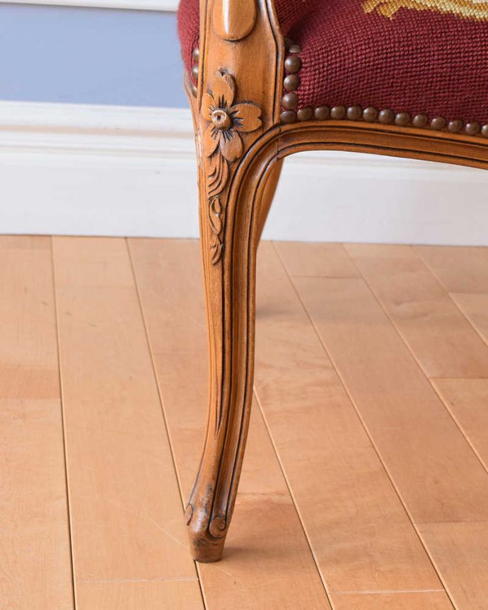 アンティーク チェア ゴージャスなフランスのアンティークソファ、プチポワンサロンチェア(2人掛け)。女性1人で移動が出来ますHandleのアンティークは、脚の裏にフェルトキーパーをお付けしていますので、女性一人でも持ち上げずに床を滑らせて移動させることが出来ます。(j-630-c)