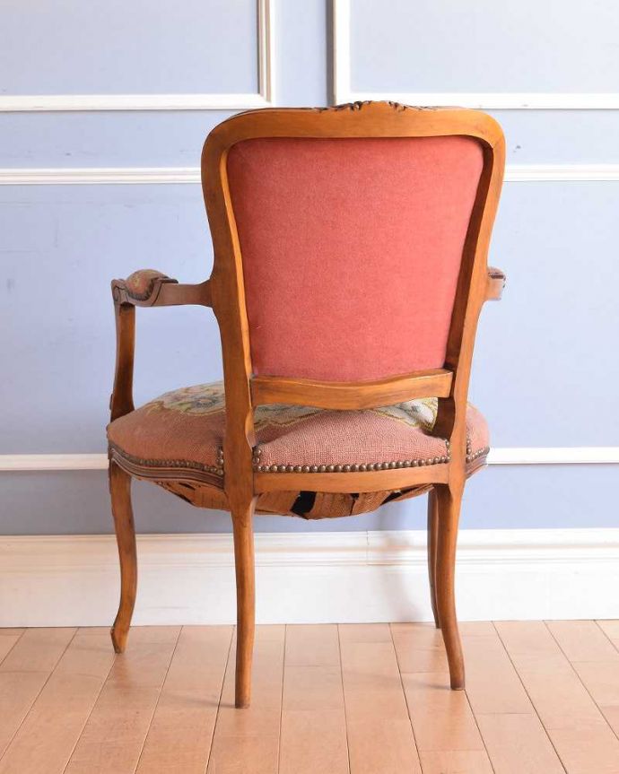 1Pソファ(ラウンジチェア)　アンティーク チェア　刺繍が美しいフランスアンティーク、華やかなプチポワンチェア。後ろ姿からも感じられる気品アンティークチェアは、新品ではないので経年変化によるキズはありますが、専門の職人が修復したので安心してお使い下さい。(j-634-c)