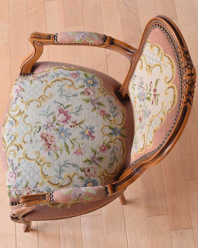 1Pソファ(ラウンジチェア)　アンティーク チェア　刺繍が美しいフランスアンティーク、華やかなプチポワンチェア。絵画のような美しさ手刺繍とは思えないほど、細かく美しい絵はまるで絵画の様です。(j-634-c)